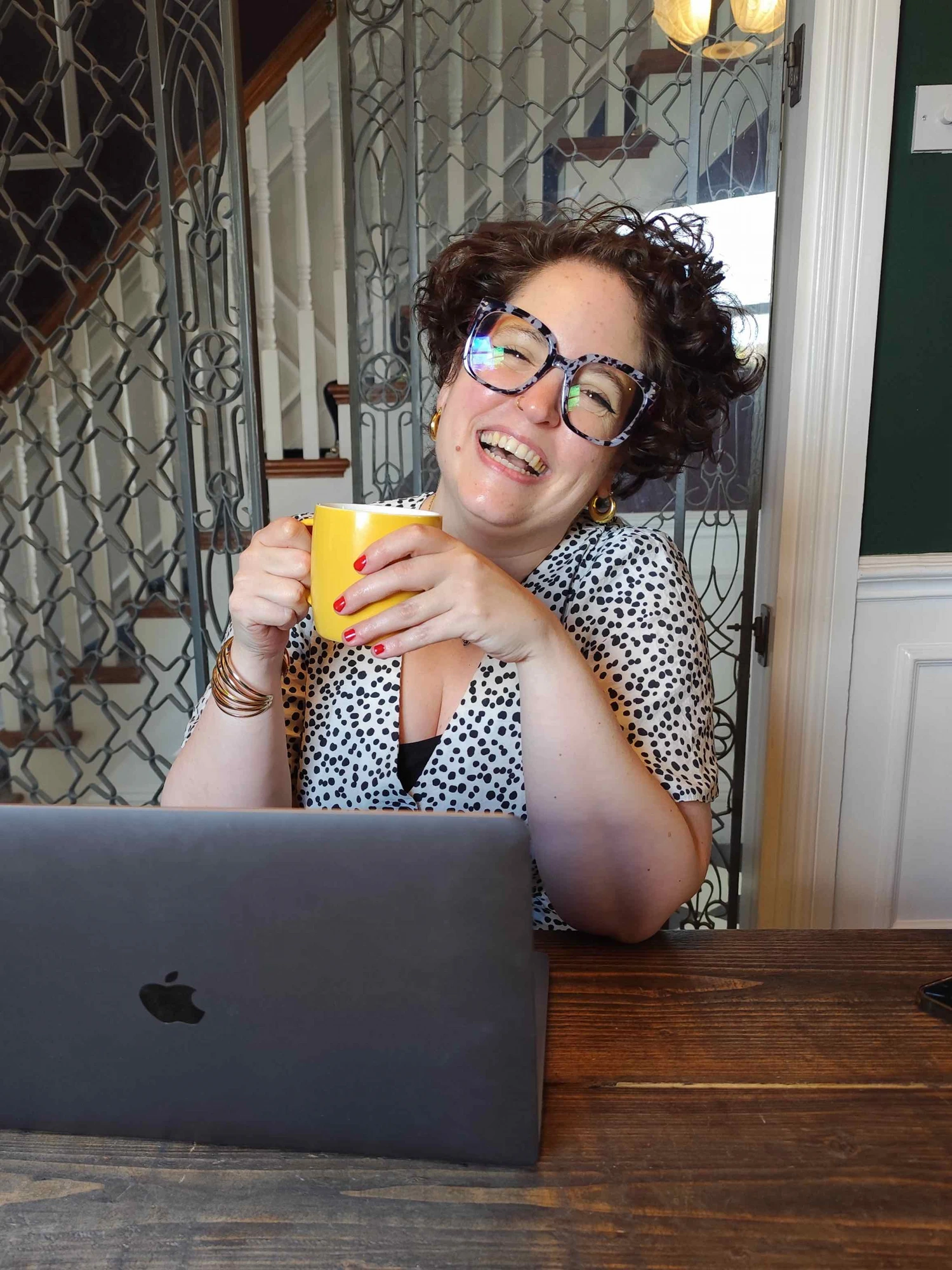 Magdalena Mahdy, founder of ProfitMIND, holding a yellow coffee cup